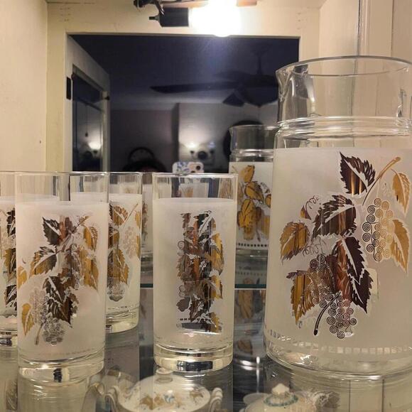 MCM Gold Leaf Glass Pitcher and Four Glasses‎ - Picture 1 of 9